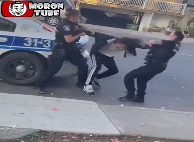 Video :Two policewomen arrest a weakling, who struggles to free himself